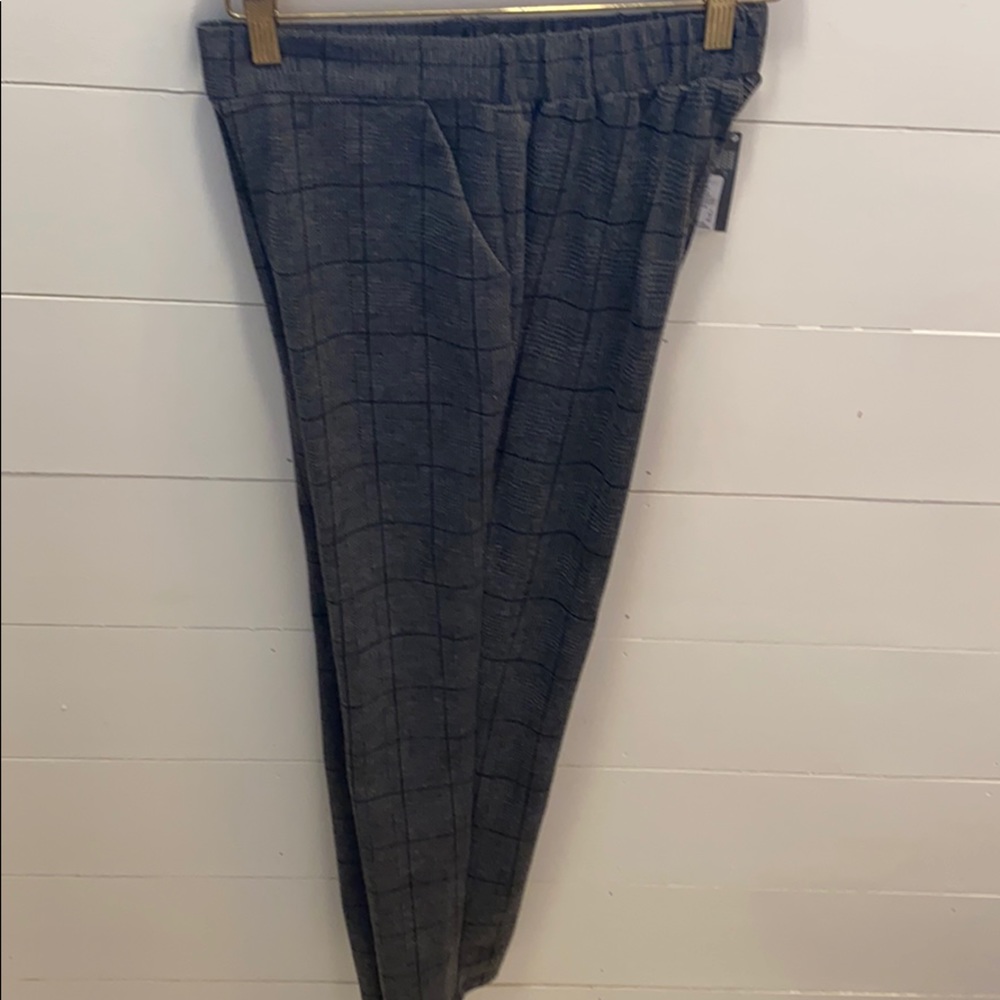 Peg leg pant in gray.